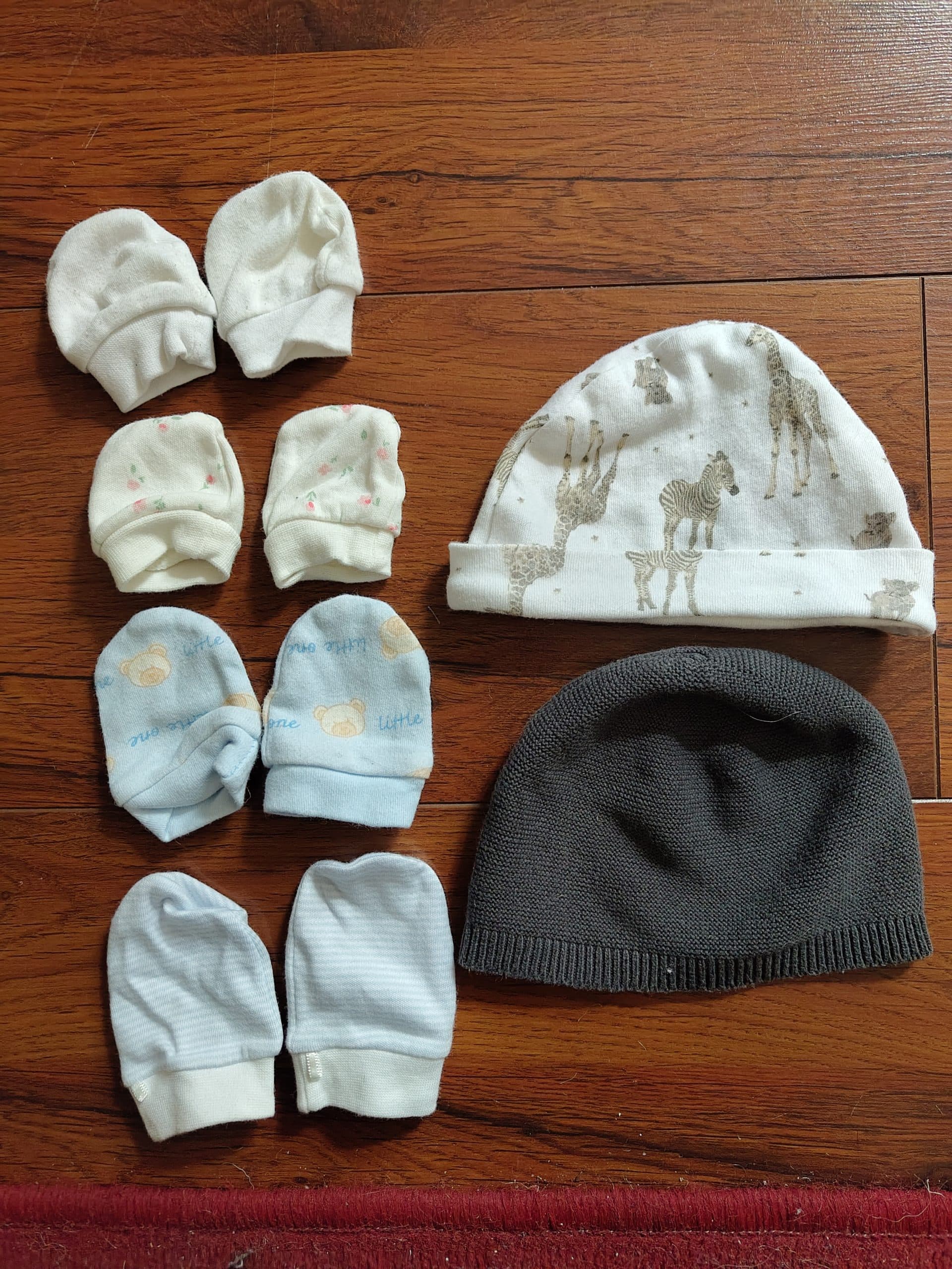 Neugeborenen Handschuhe und Mützchen