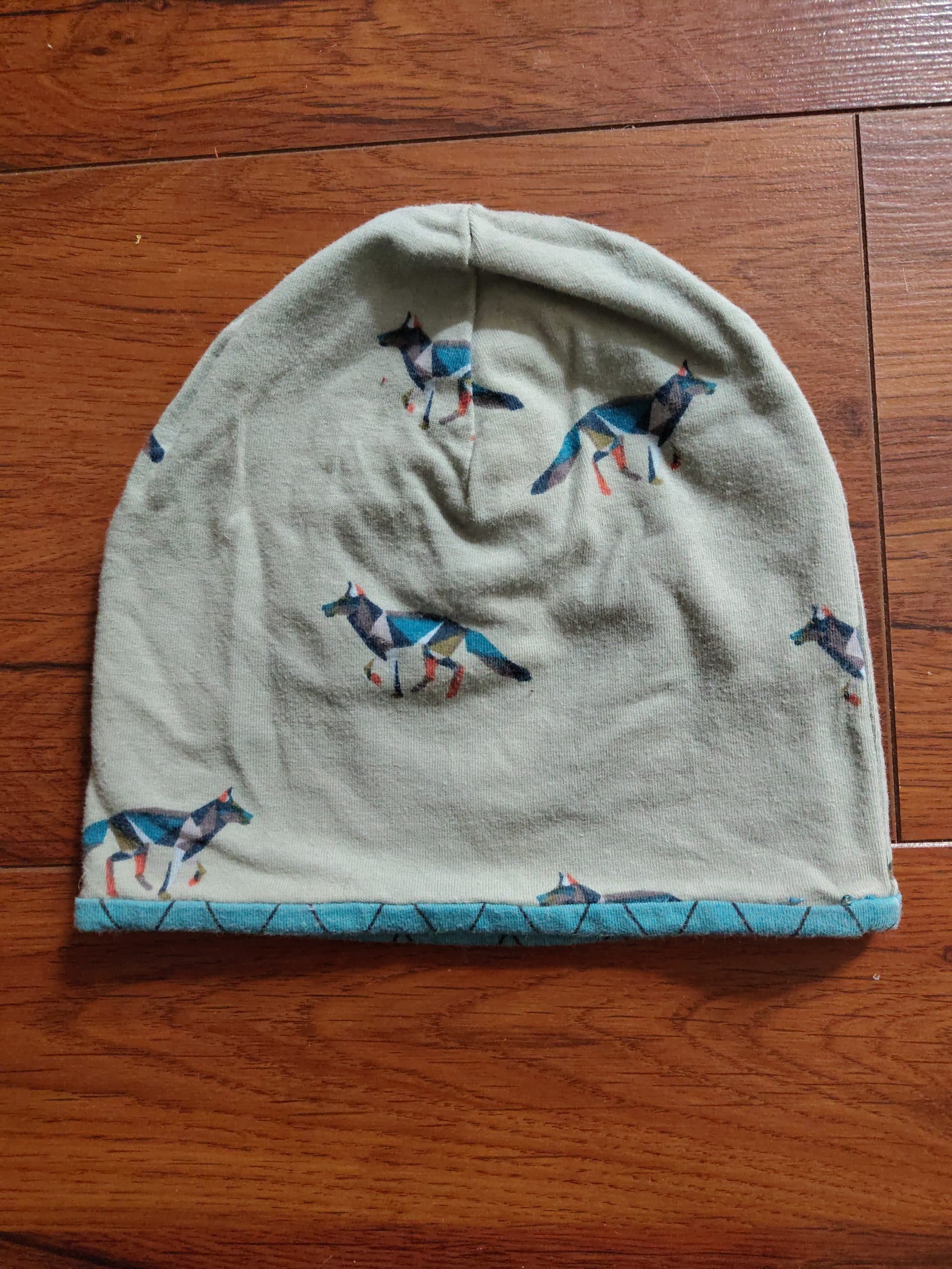 Weiche Mütze mit geometrischen Mustern