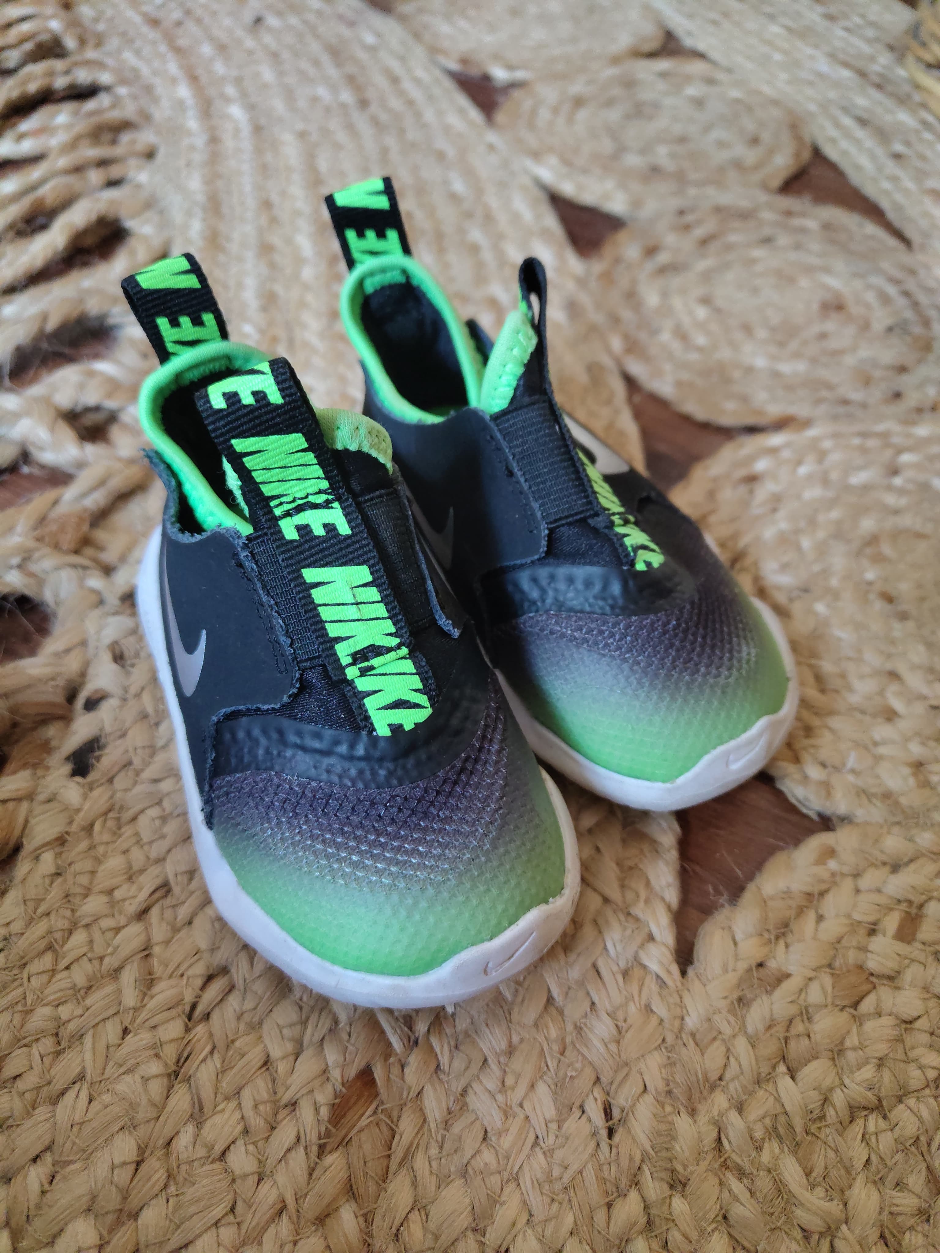 Kleine Nike Slippers Gr. 19
