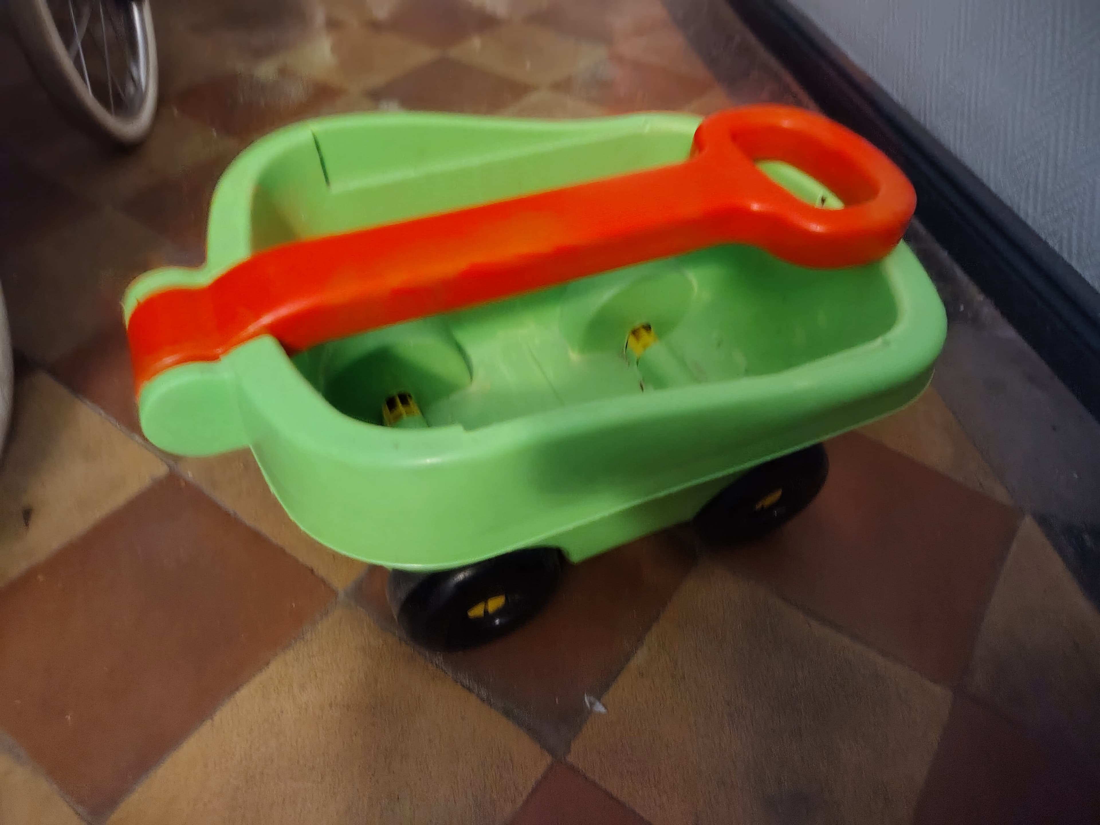 Kleines Wägelchen für Buddelzeug