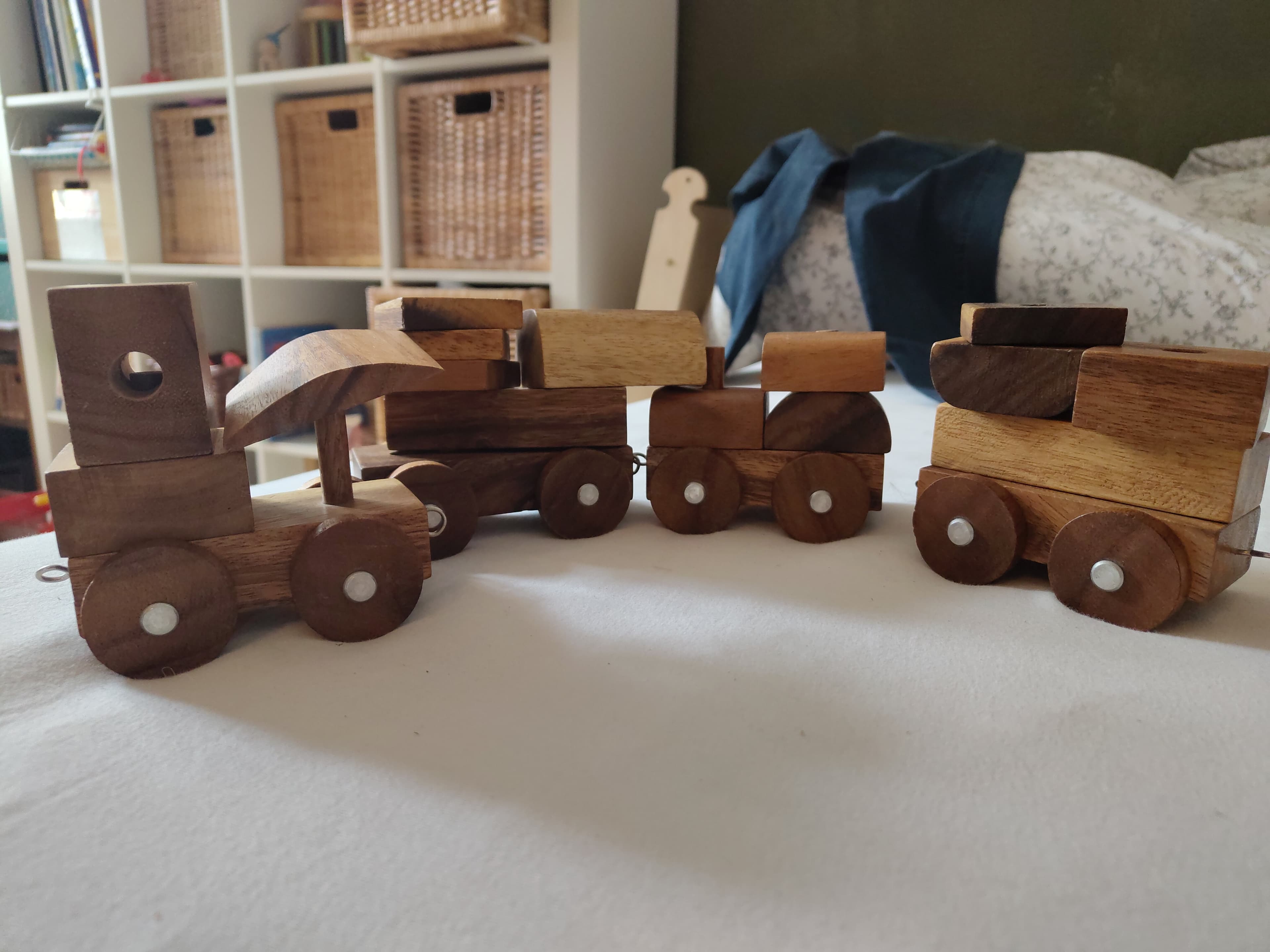 Wunderschöner Holz Zug mit Klötzen